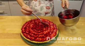 Фото приготовления рецепта: Пирог с заварным кремом и клубникой - шаг 12