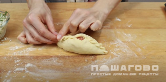 Фото приготовления рецепта: Духовые пирожки Расстегай с рыбными консервами - шаг 17