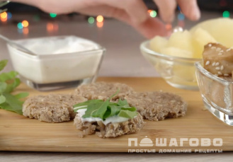 Фото приготовления рецепта: Канапе на шпажках из курицы и ананасов к Новому году - шаг 3