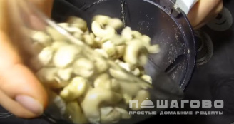 Фото приготовления рецепта: Вегетарианские мини-чизкейки без выпечки - шаг 4