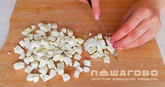 Фото приготовления рецепта: Салат с консервированной кукурузой и сухариками - шаг 2