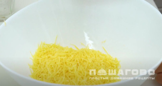 Фото приготовления рецепта: Печенье «Сырные крекеры» - шаг 1