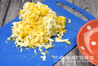 Фото приготовления рецепта: Слоеный салат с курицей и шампиньонами - шаг 4