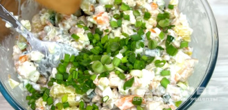 Фото приготовления рецепта: Салат оливье с мясом и свежими огурцами - шаг 12