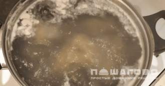 Фото приготовления рецепта: Студень из свиных ножек - шаг 3