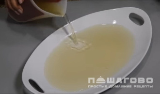 Фото приготовления рецепта: Заливное из свиного языка - шаг 4