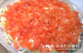 Фото приготовления рецепта: Слоеный салат с крабовым мясом - шаг 3