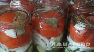 Фото приготовления рецепта: Ассорти из помидоров и огурцов - шаг 3