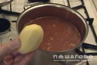 Фото приготовления рецепта: Борщ нежирный на курином бульоне - шаг 4