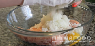 Фото приготовления рецепта: Быстрые куриные котлетки - шаг 3