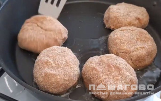 Фото приготовления рецепта: Мясные котлеты с сыром - шаг 3