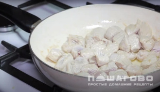 Фото приготовления рецепта: Индейка с овощами, кунжутом и соусом терияки - шаг 4