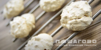 Фото приготовления рецепта: Безе с орехами - шаг 6