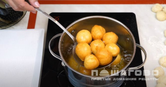 Фото приготовления рецепта: Творожные шарики жареные во фритюре - шаг 6