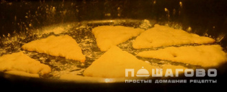 Фото приготовления рецепта: Печенье «Сырные крекеры» - шаг 8
