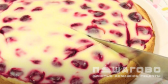 Фото приготовления рецепта: Заливной ягодный пирог - шаг 13