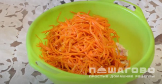Фото приготовления рецепта: Салат с копченой курицей и корейской морковью - шаг 2