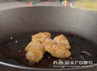 Фото приготовления рецепта: Канапе на шпажках из курицы и ананасов к Новому году - шаг 1