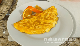 Фото приготовления рецепта: Диетический омлет с сыром - шаг 3