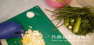 Фото приготовления рецепта: Зимняя окрошка с килькой в томатном соусе - шаг 2