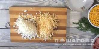 Фото приготовления рецепта: Луковая пицца с кукурузой и моцареллой - шаг 6