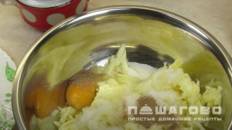 Фото приготовления рецепта: Оладьи из яблок - шаг 2