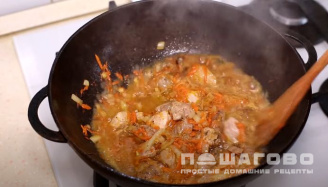 Фото приготовления рецепта: Жаркое из свинины с капустой - шаг 4