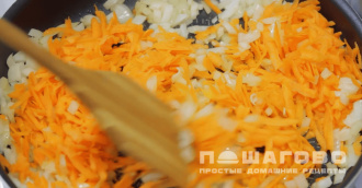 Фото приготовления рецепта: Суп с фрикадельками с капустой - шаг 3
