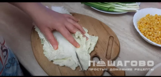 Фото приготовления рецепта: Салат с пекинской капустой и креветками - шаг 2