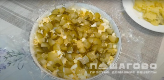Фото приготовления рецепта: Салат «Грибная поляна» с консервированными шампиньонами - шаг 8