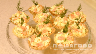 Фото приготовления рецепта: Тарталетки с рыбным салатом - шаг 3