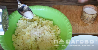 Фото приготовления рецепта: Вареники с сырым картофелем и салом - шаг 3