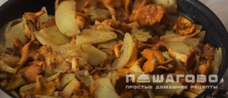Фото приготовления рецепта: Жаркое с грибами лисичками - шаг 9