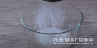 Фото приготовления рецепта: Пицца с колбасой - шаг 2
