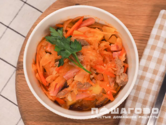 Фото приготовления рецепта: Бигус с картошкой и капустой - шаг 5