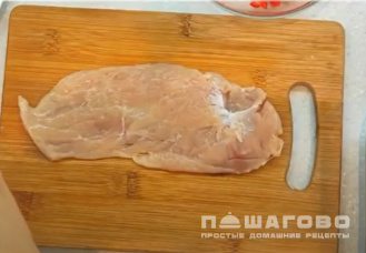 Фото приготовления рецепта: Куриные рулетики в беконе с сыром - шаг 2