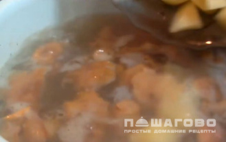 Фото приготовления рецепта: Суп грибной из лисичек - шаг 2