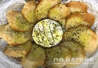 Фото приготовления рецепта: Сыр с сухариками в духовке - шаг 3