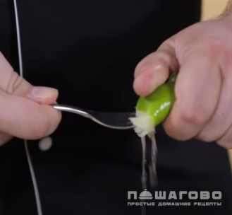 Фото приготовления рецепта: Соус из авокадо с чесноком к мясу и птице - шаг 3