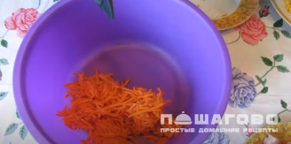 Фото приготовления рецепта: Салат с копченой курицей, морковью по-корейски и кукурузой - шаг 2