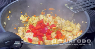 Фото приготовления рецепта: Кускус с курицей и болгарским перцем - шаг 7