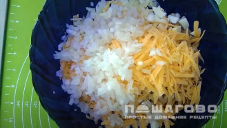 Фото приготовления рецепта: Салат с бужениной и грибами с луком и сыром - шаг 7