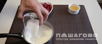 Фото приготовления рецепта: Панна-котта малиновая - шаг 2