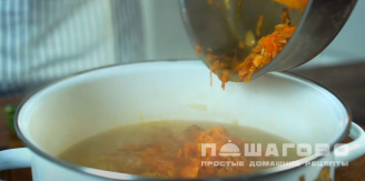 Фото приготовления рецепта: Щи с капустой без мяса - шаг 9