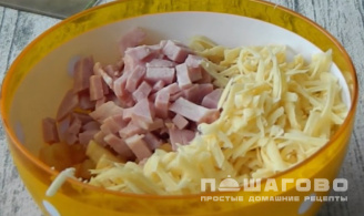 Фото приготовления рецепта: Итальянский салат с ветчиной, сыром и овощами - шаг 4