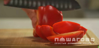 Фото приготовления рецепта: Яичная лапша с курицей и сладким перцем по-азиатски - шаг 7