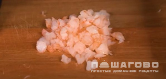 Фото приготовления рецепта: Салат из авокадо и креветок - шаг 3