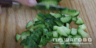 Фото приготовления рецепта: Нежный салат с копченой курицей и свежими огурцами - шаг 2