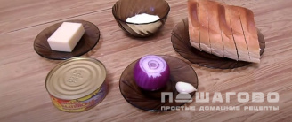 Фото приготовления рецепта: Бутерброды с килькой в томатном соусе и яйцом - шаг 1