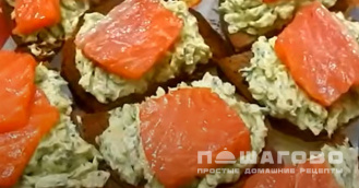 Фото приготовления рецепта: Бутерброды с авокадо лососем и сыром - шаг 4